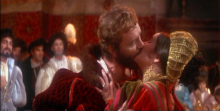 Richard Burton kissing Elizabeth Taylor