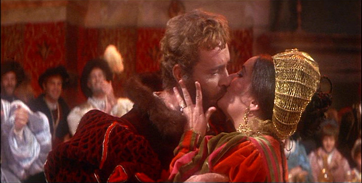 Richard Burton kissing Elizabeth Taylor