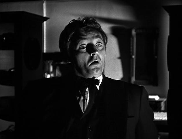 Robert Mitchum looks scared