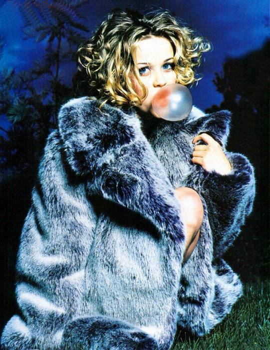 Laura Jeanne Reese Witherspoon in blue fur coat with bubblegum