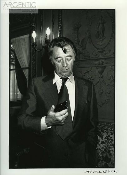 Robert Mitchum with a gun