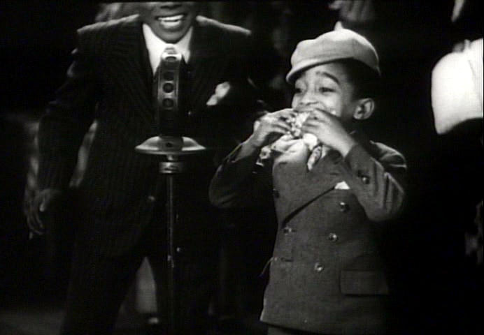 Sammy Davis Jr eating chicken