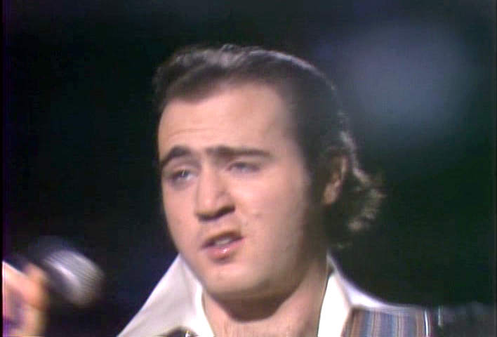 Andy Kaufman makes an Elvis face