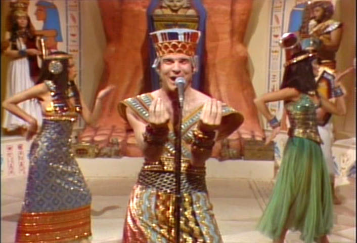 Steve Martin performs 'King Tut' on SNL, 1978 image