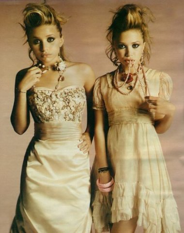 sexy young Mary-Kate and Ashley Olsen - chew them pearls, girls