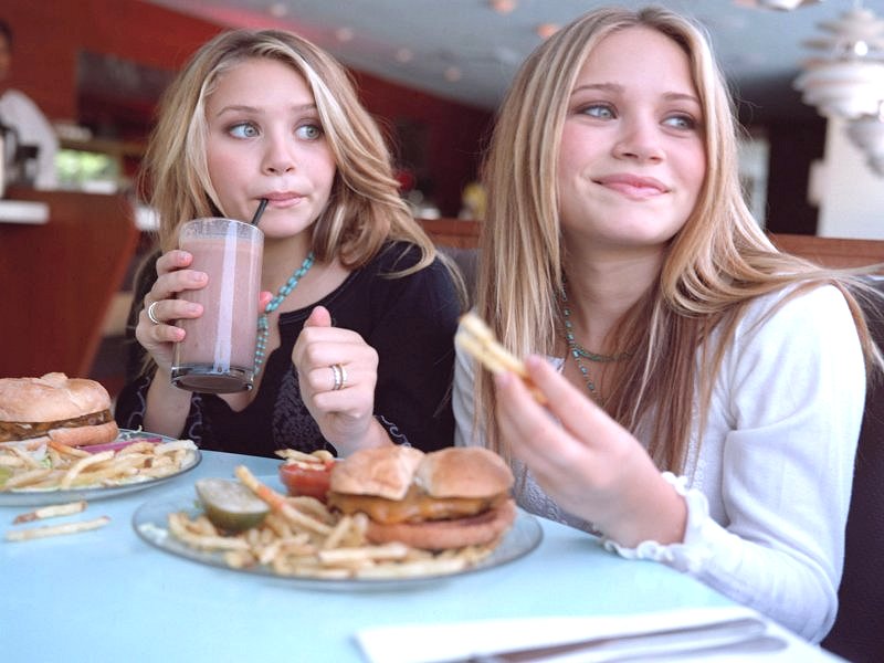 Mary-Kate and Ashley Olsen eating!