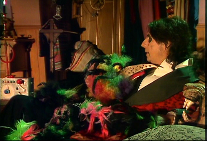 Alice Cooper gazing into his lover's eyes on The Muppet Show