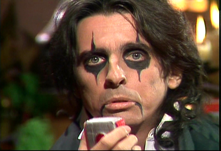 closeup picture of Alice Cooper