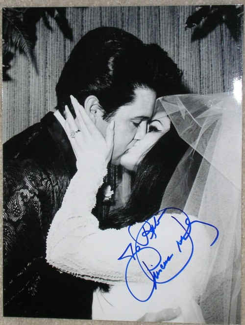 Elvis and Priscilla Presley wedding kiss 