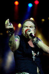 w axl rose on stage