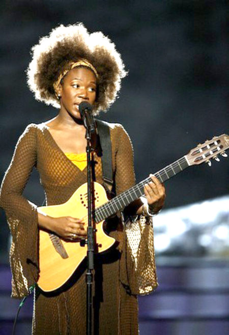 India.Arie on stage with the beautiful nappy hair