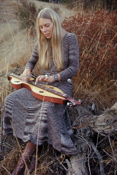 Joni Mitchell playing weird stringy thingy