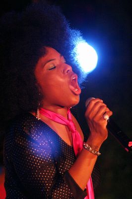 Macy Gray belting one out