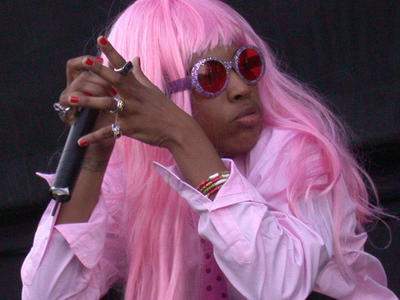 Macy Gray in a pink wig