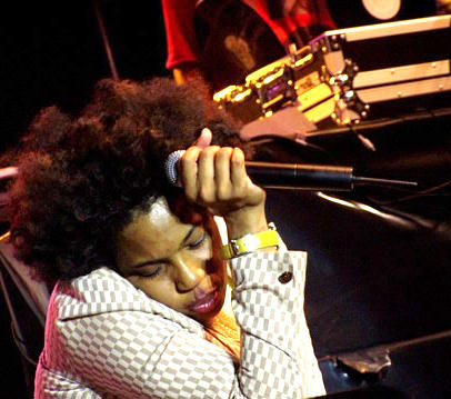 Macy Gray 2003 concert image