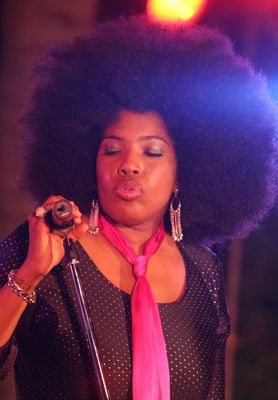 Macy Gray's glowing hair