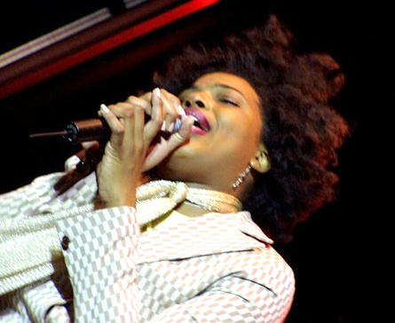 Macy Gray singing, 2003