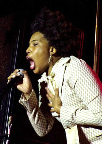 Macy Gray shouts it out, 2003 concert photo
