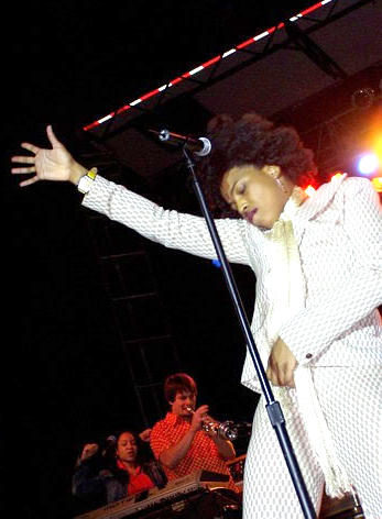 Macy Gray 2003 concert photo