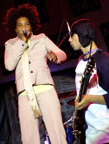 Macy Gray and her guitar player on stage