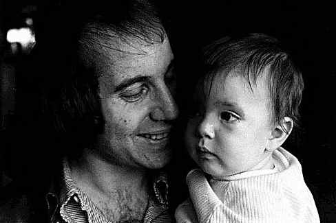 Paul Simon and little Harper, 1973 picture