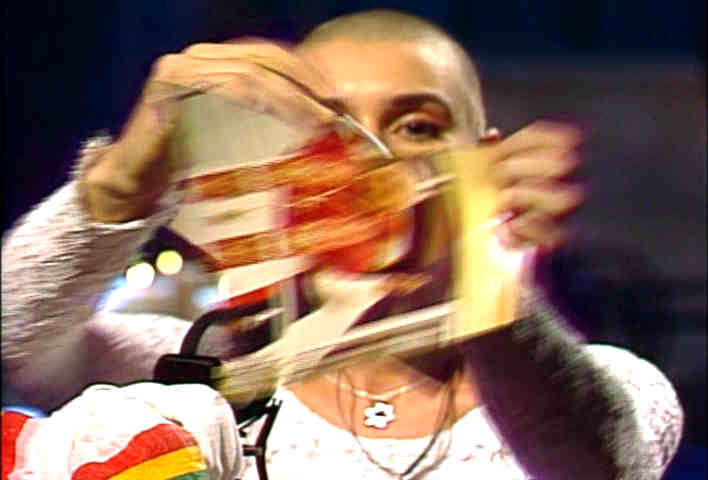 Sinead O'Connor's 1992 SNL pope incident - the money shot