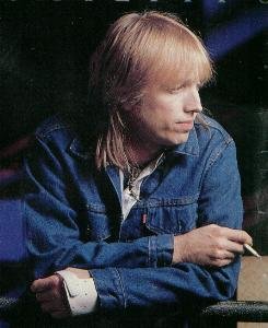 Note Tom Petty's hand in a cast