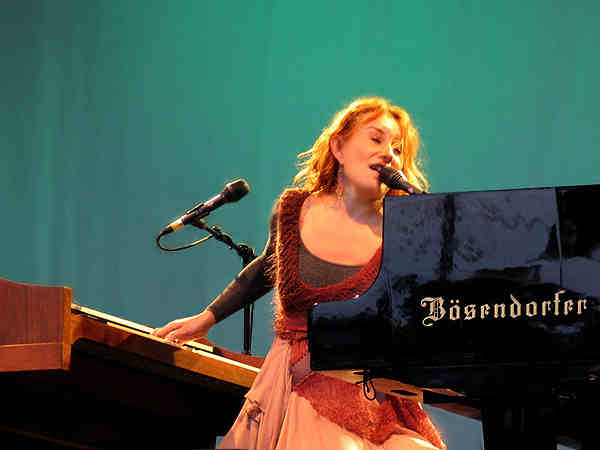 Tori Amos at the pianos