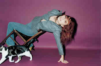 Tori Amos plays with her pussy