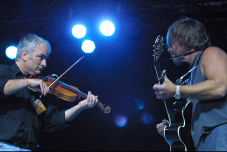 Warren Zevon jamming with a fiddle player