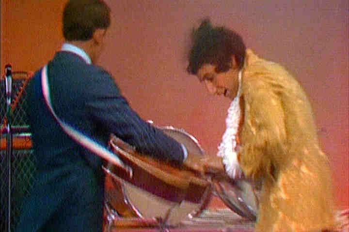 Pete Townshend smashes Tommy Smothers guitar