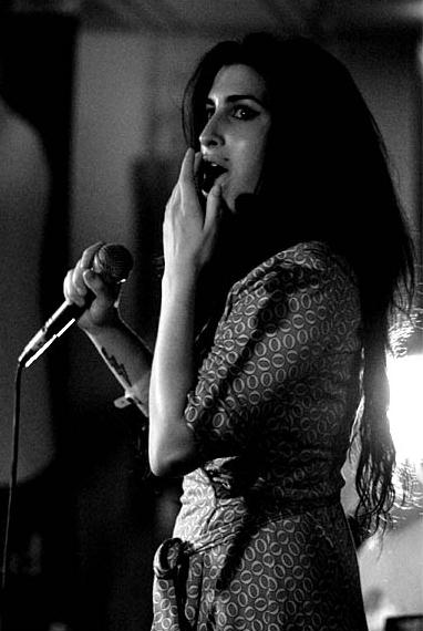 black and white Amy Jade Winehouse photo