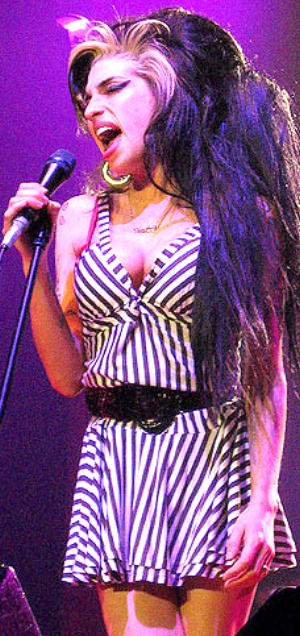 Amy Winehouse singing, and looking hot doing it