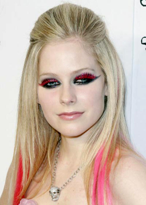 Avril Lavigne fashion disaster with the skull necklace and super cheesy red eyelashes