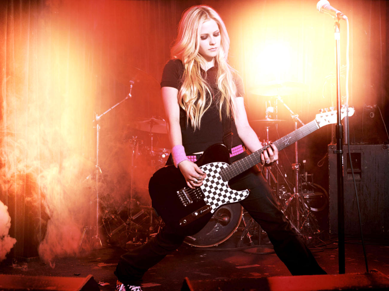 wallpaper mage of Avril Lavigne playing guitar on stage