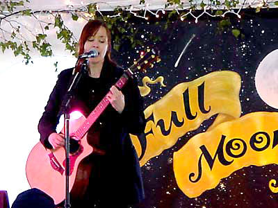 beautiful picture of Suzanne Vega playing live